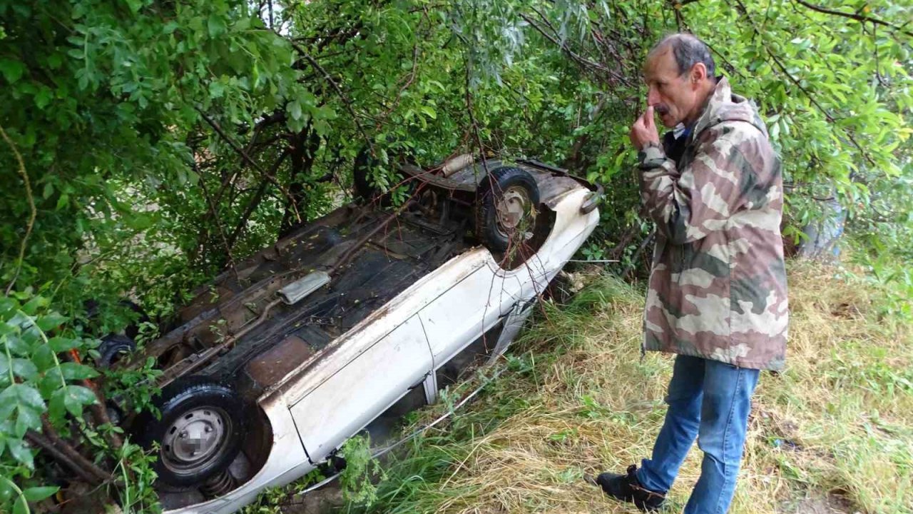 Hisarcık’ta otomobil şarampole yuvarlandı: 2 yaralı