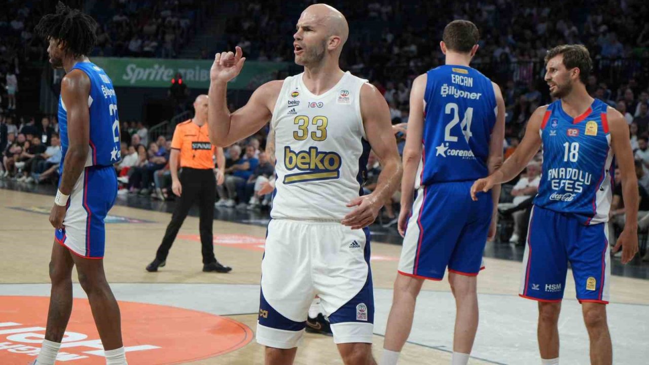 Fenerbahçe, final serisi ilk maçında A. Efes’i 85-74 mağlup etti