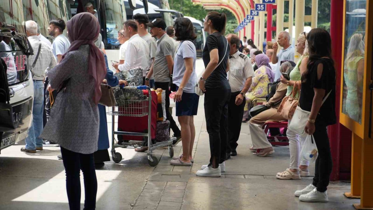 Bayram yolculuğu el öpmeye değil, yüzmeye