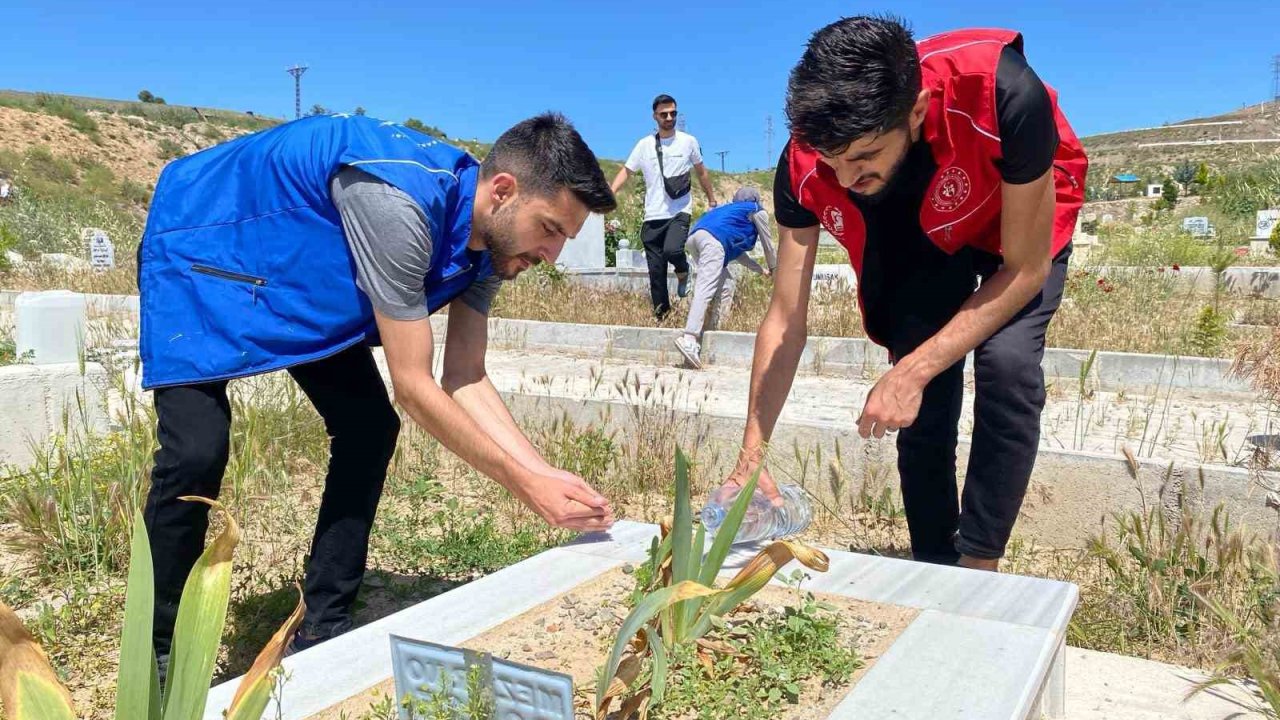 Elazığ’da gönüllü gençlerden kimsesizler mezarlığında temizlik