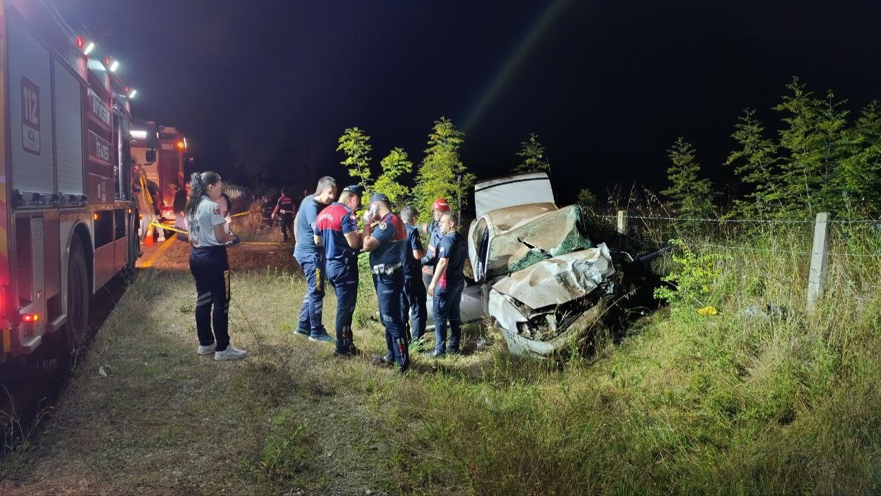 Sakarya’da kontrolden çıkan otomobil taklalar atarak hurdaya döndü: 1 ölü, 1 yaralı