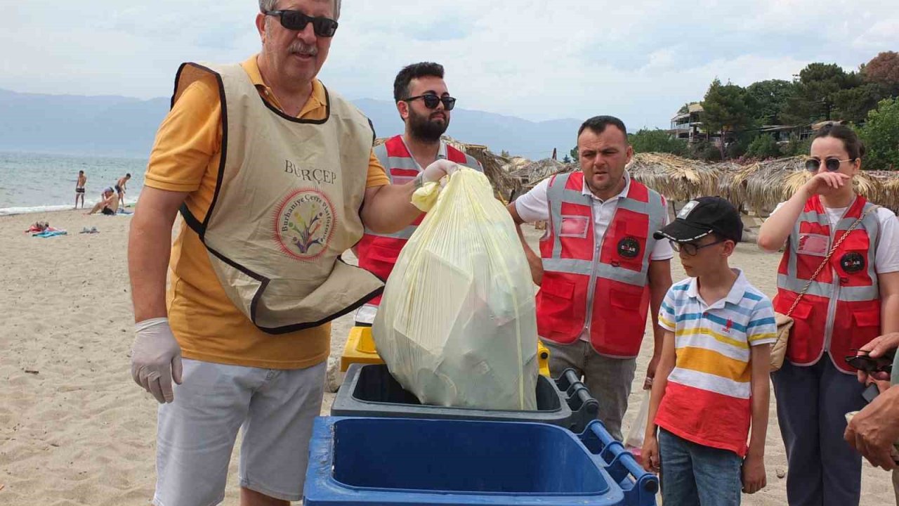 Balıkesir’de çevreciler plaj temizledi