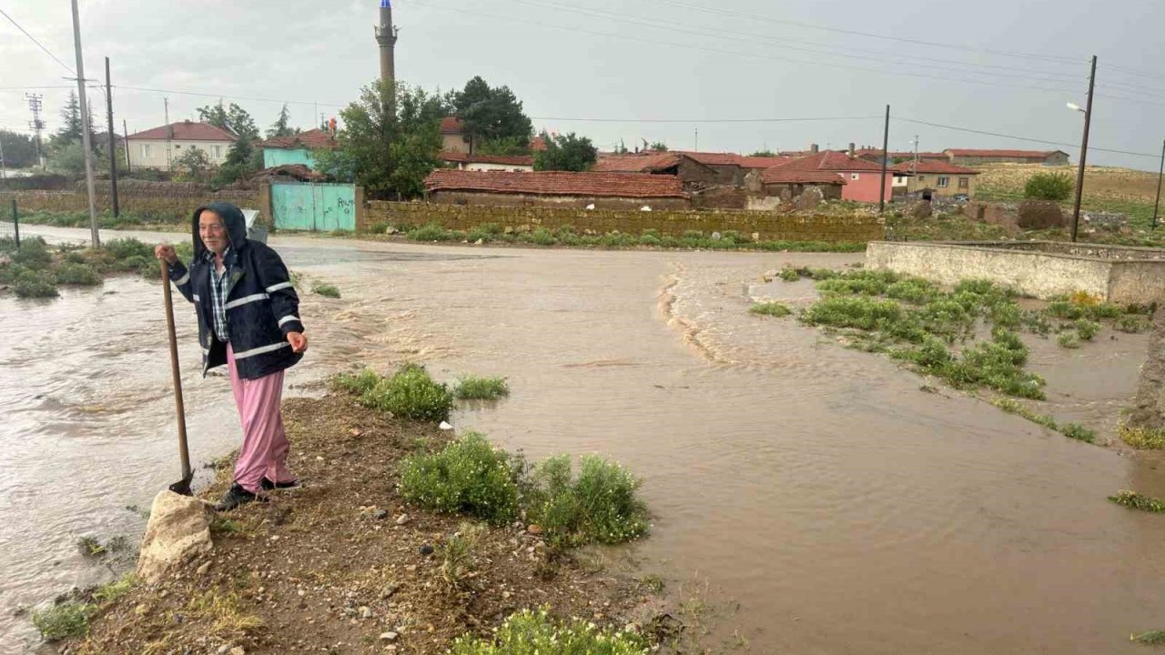 Aşırı yağış köyde su baskınına neden oldu