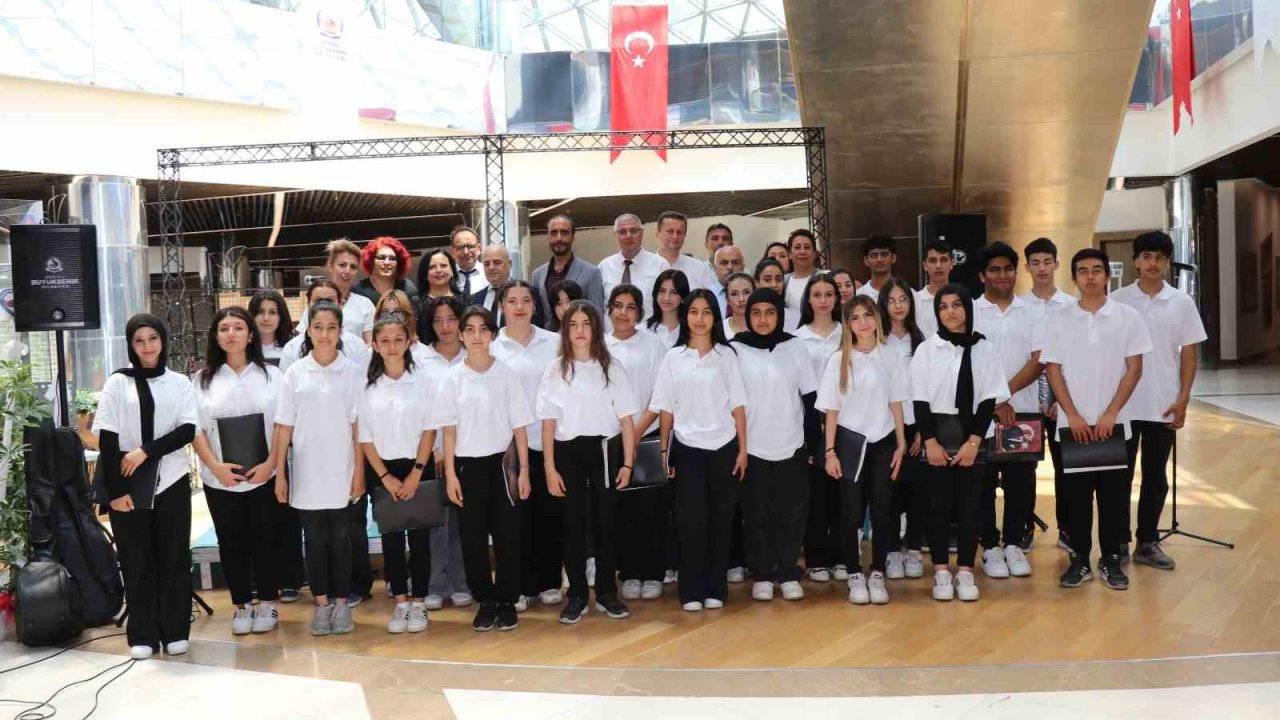 Öğrencilerden oluşan Türk Halk Müziği Korosu beğeni topladı