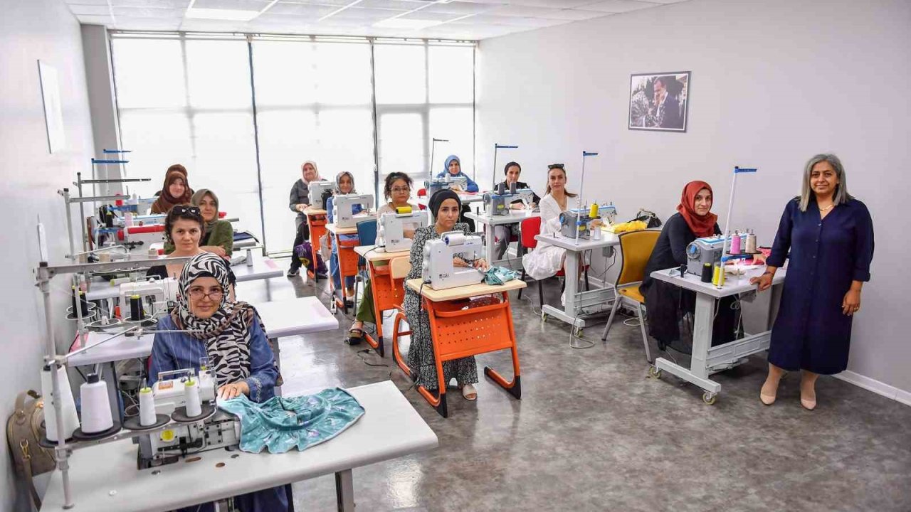 MERCEK kursiyerlerinin diktiği kıyafetler çocuklara bayramlık olacak