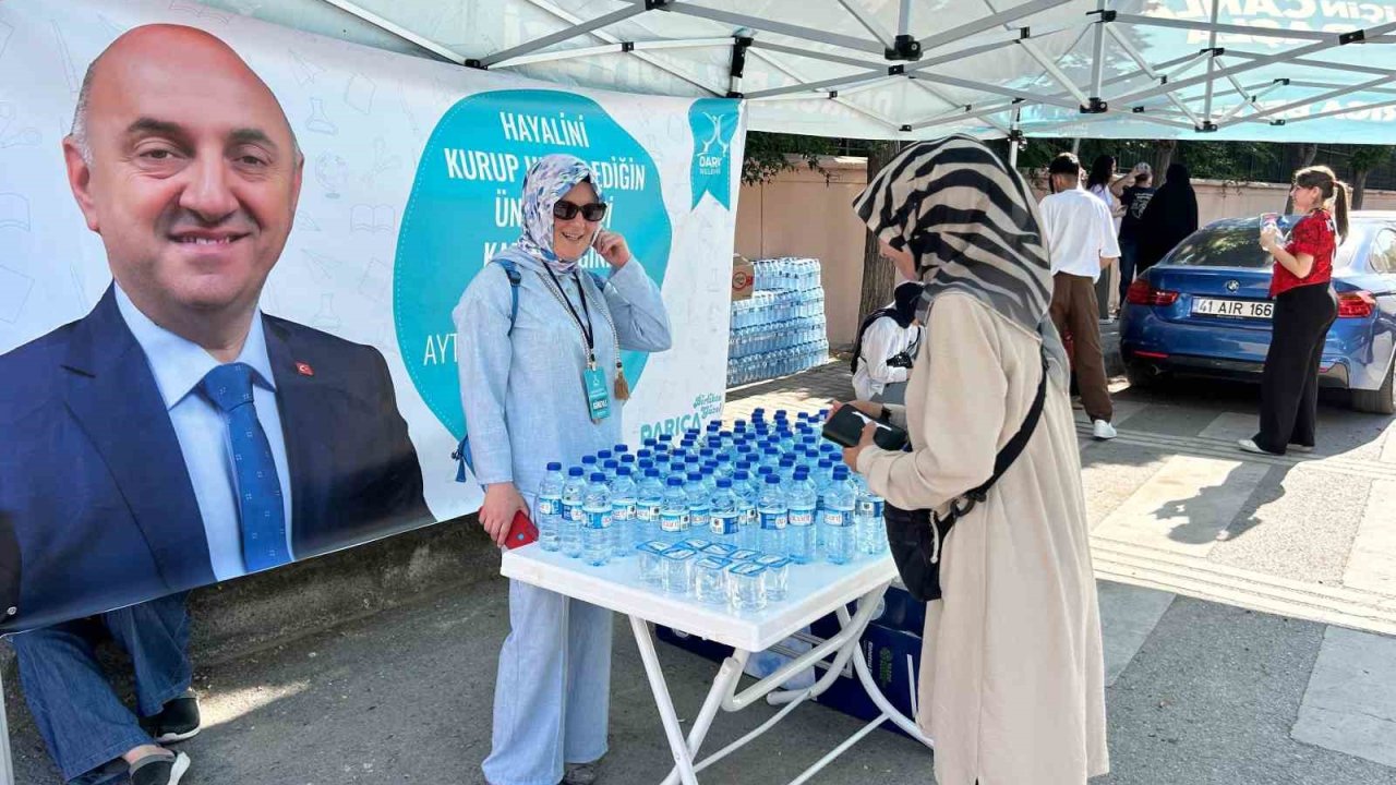 YKS’ye giren öğrencilere su dağıtıldı