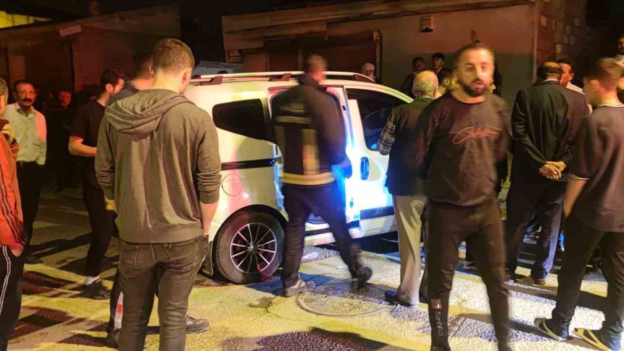 Van’da kamyonet kaldırıma çarptı: 3 yaralı