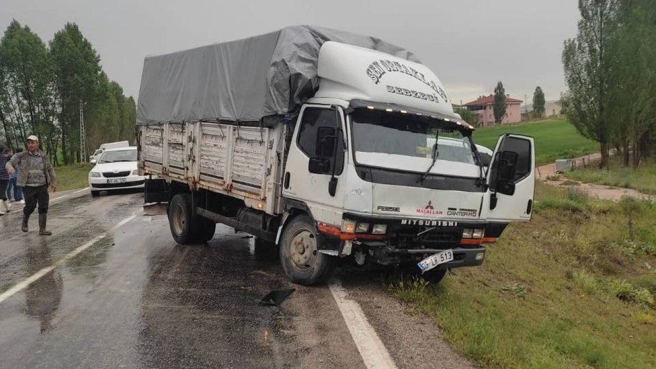 Bayburt’ta kamyonla minibüs çarpıştı: 2 yaralı