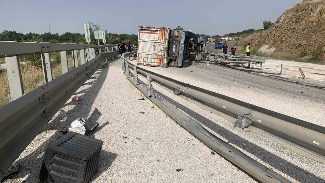 Kırklareli’nde tır devrildi: 1 ölü