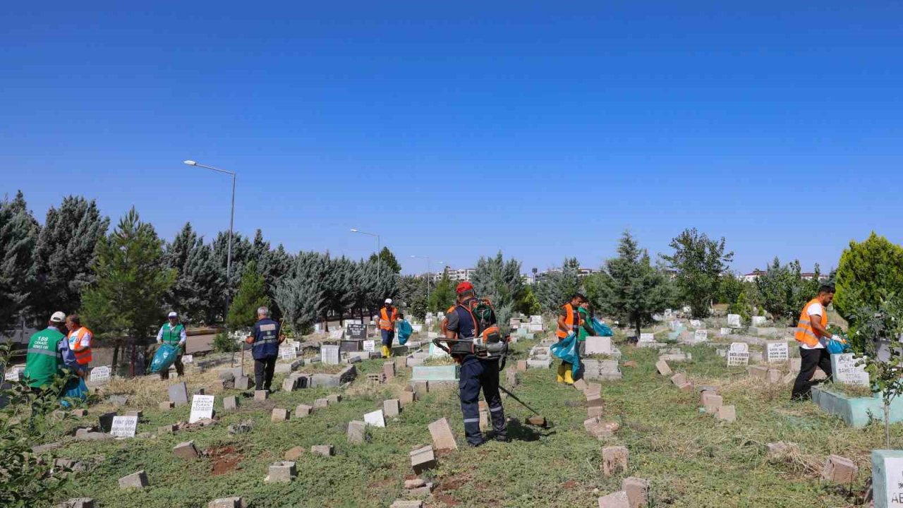 Mezarlıklarda bayram temizliği