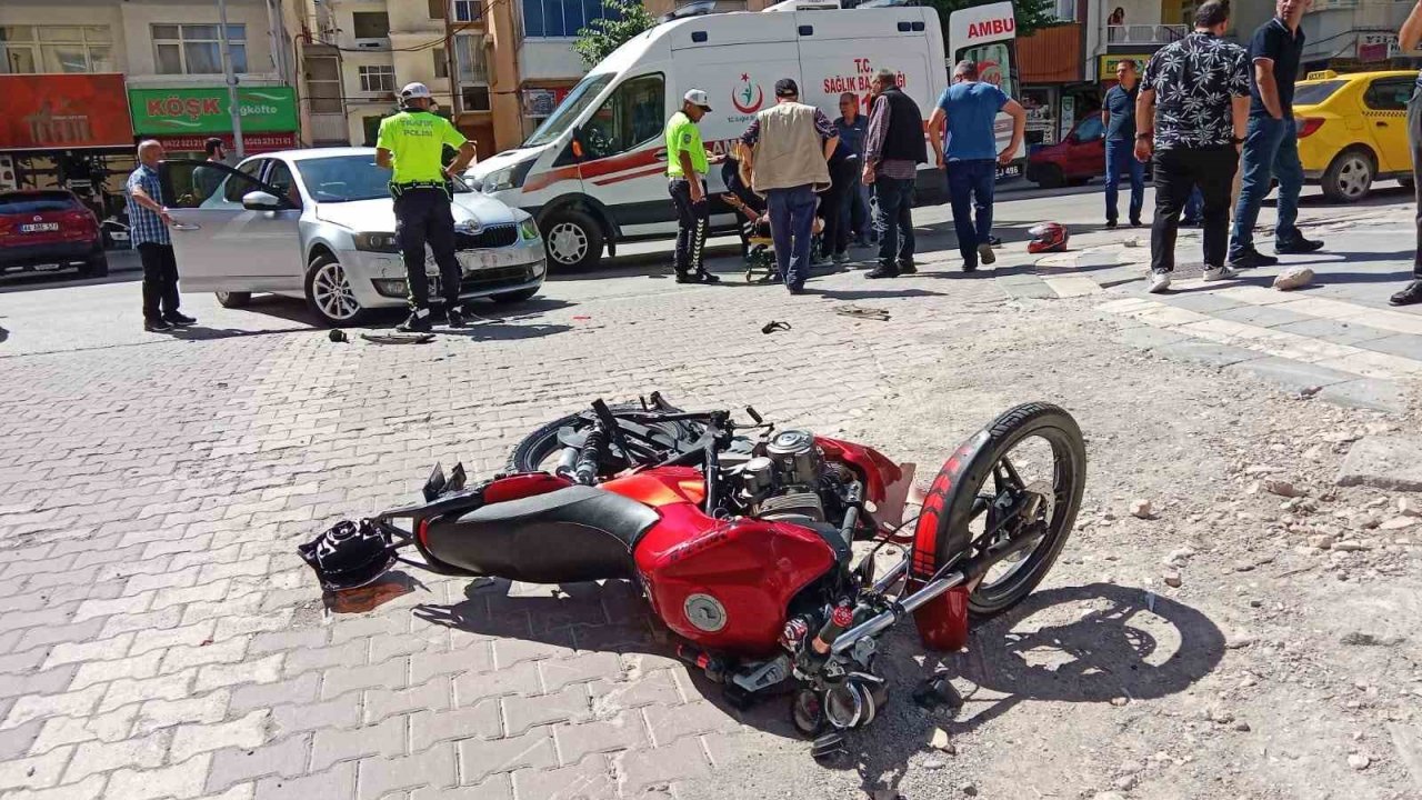 Otomobil ile çarpışan motosikletin sürücüsü yaralandı