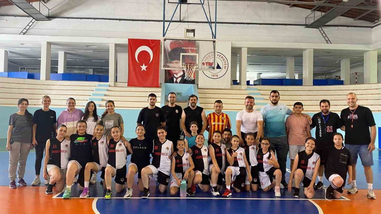 Babalar ve çocukları basketbol maçında karşı karşıya geldi