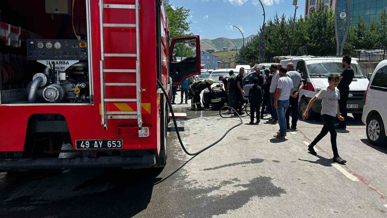 Muş’ta park halindeki araçta yangın çıktı