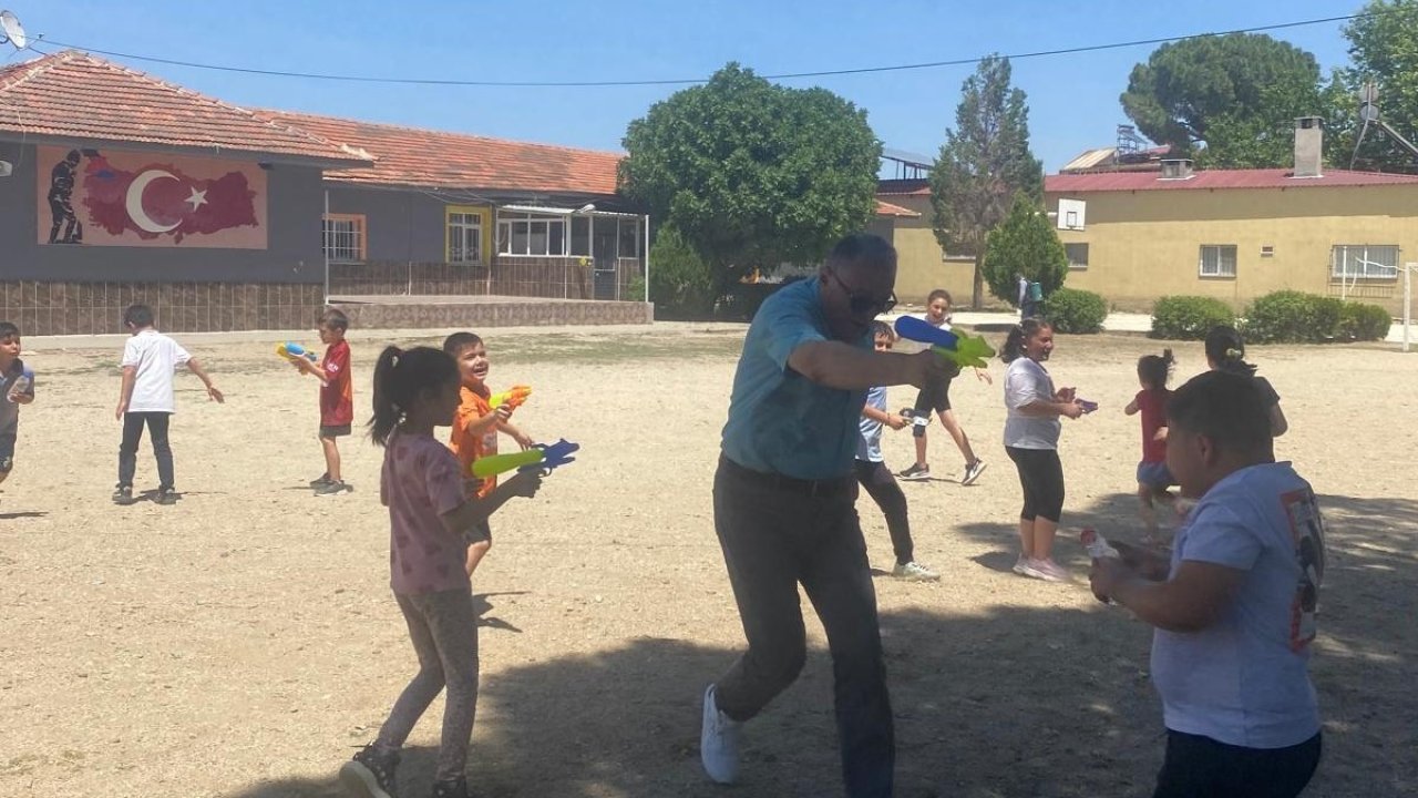 Sıcaktan bunalan öğrenciler hem eğlendi hem de serinledi