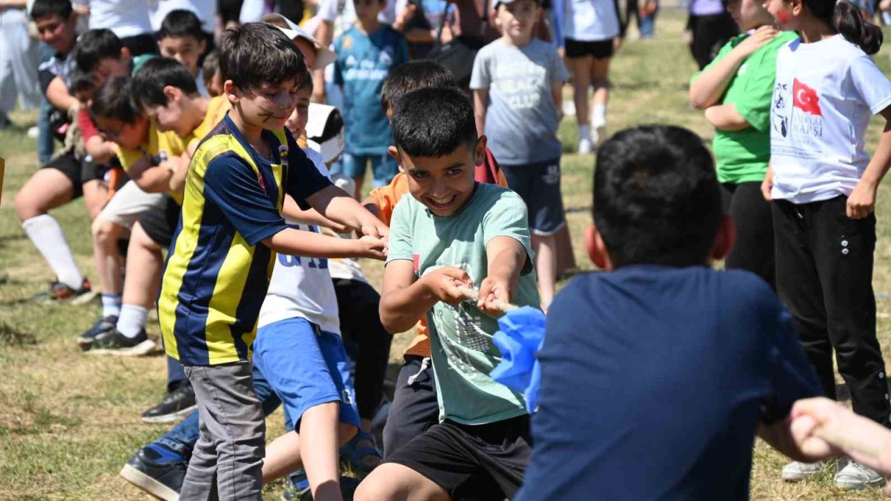 Bilecik’te binlerce çocuk unutulmaya yüz tutmuş oyunları hep birlikte oynadı