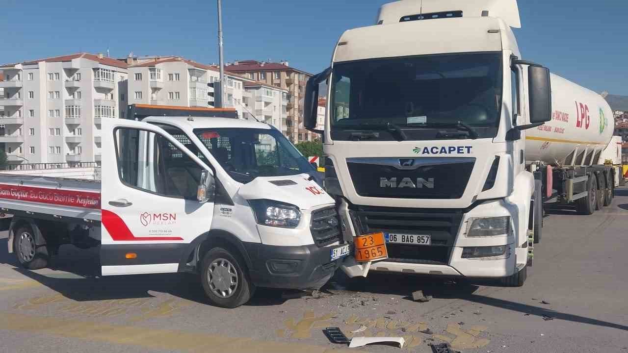 Niğde’de tır ile kamyonet çarpıştı: 1 yaralı