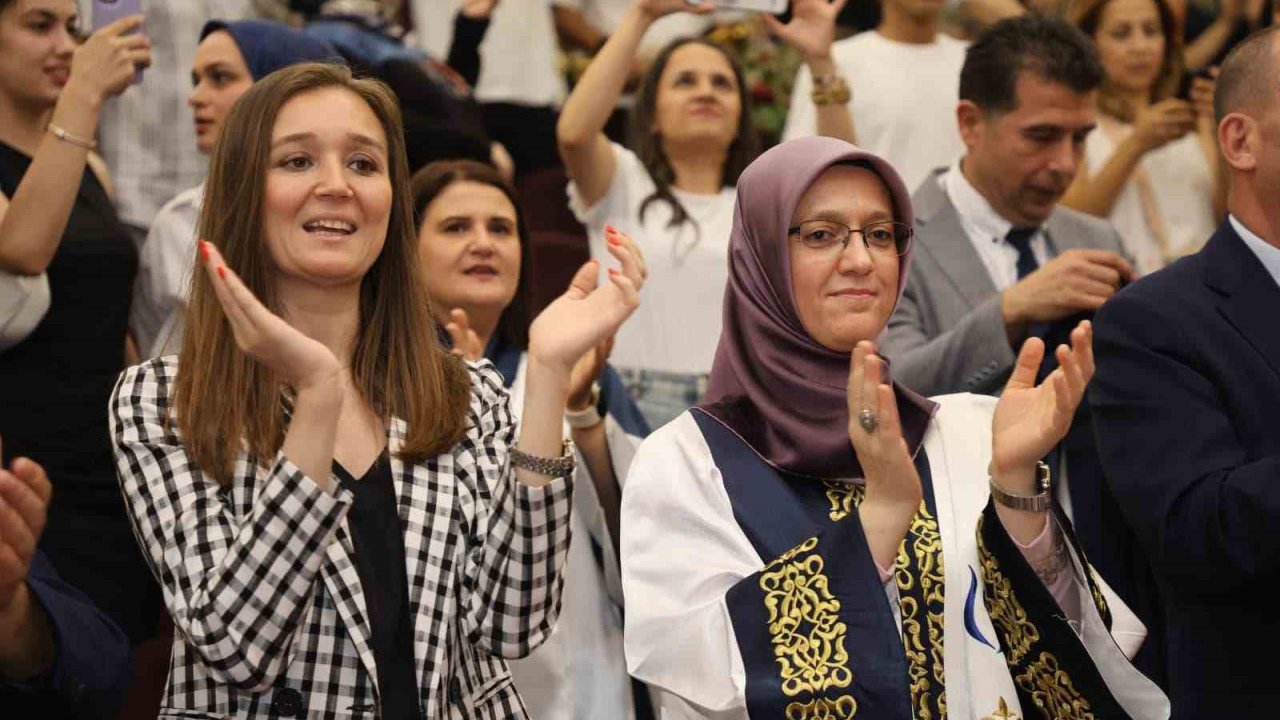 Başkan Durbay öğrencisi olduğu CBÜ’de mezuniyet coşkusuna ortak oldu