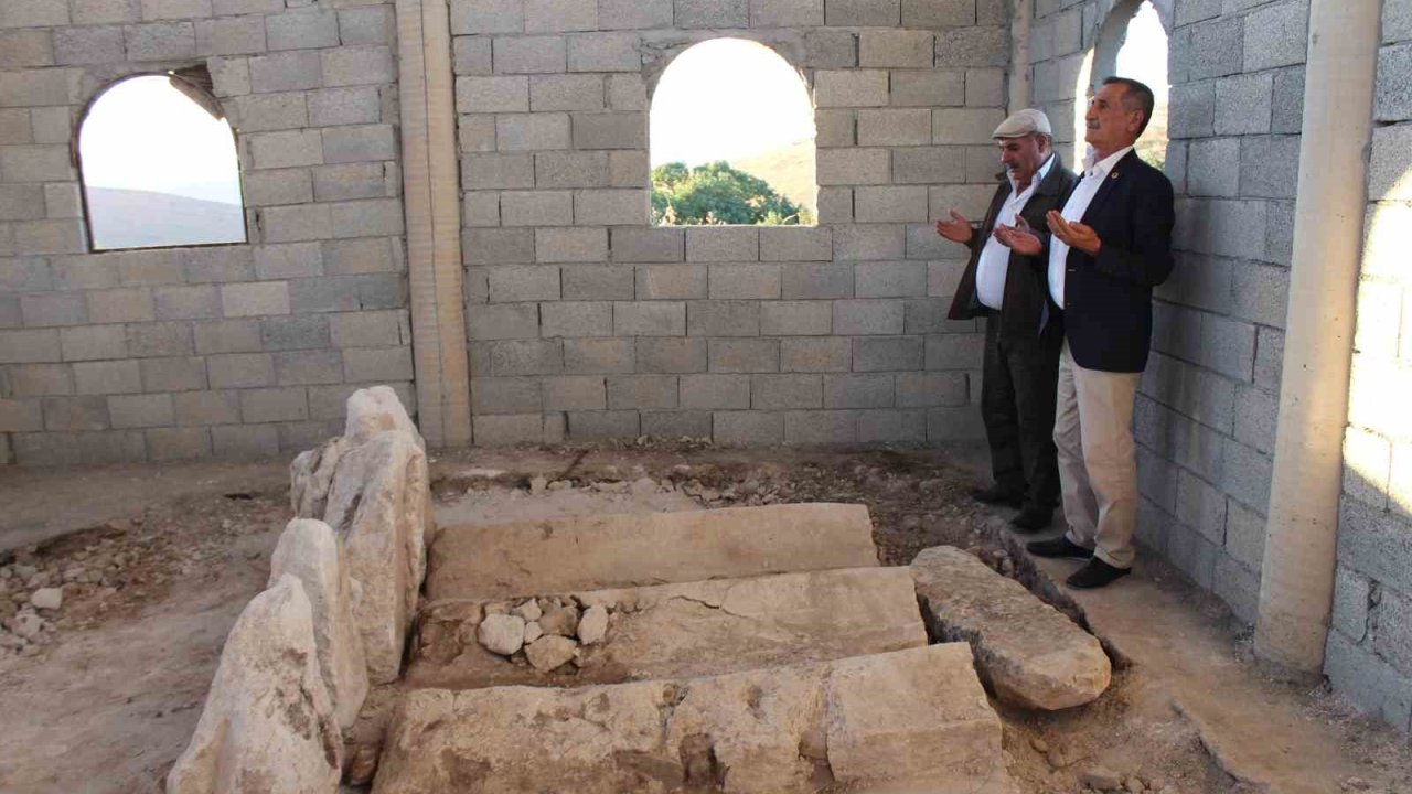 Siirt’te restore edilen türbenin içinden başka mezarlar ortaya çıktı