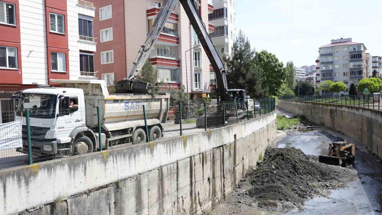 Dere yatakları iş makineleri ile temizlendi