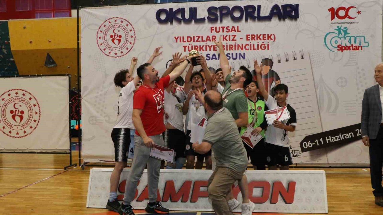 Futsal müsabakaları nefes kesti