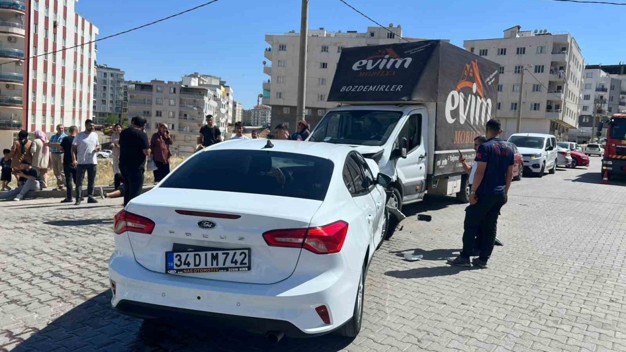 Mardin’de otomobil ile kamyonet çarpıştı: 3 yaralı