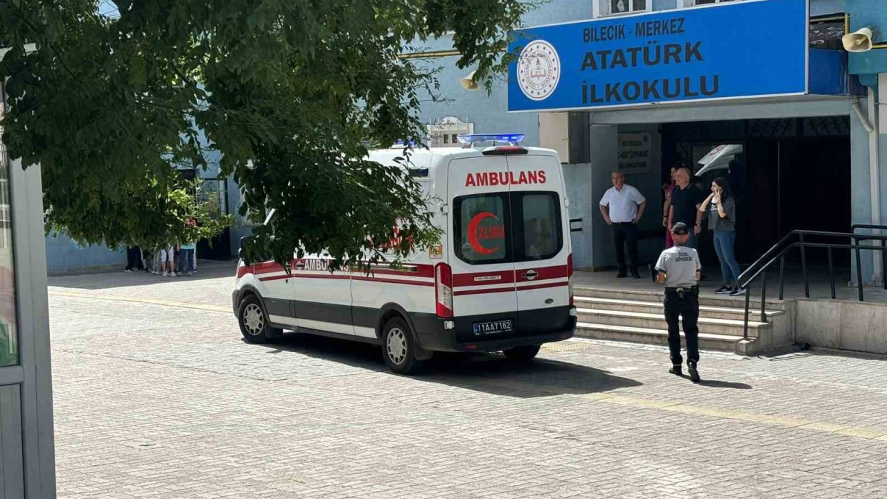 Su sebilinden taşan suya basarak ayağı kayan öğrenci hastanelik oldu