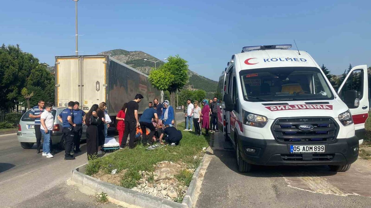 Yayaya yol vermek için yavaşlayan tıra peşinden gelen otomobil çarptı: 1 yaralı