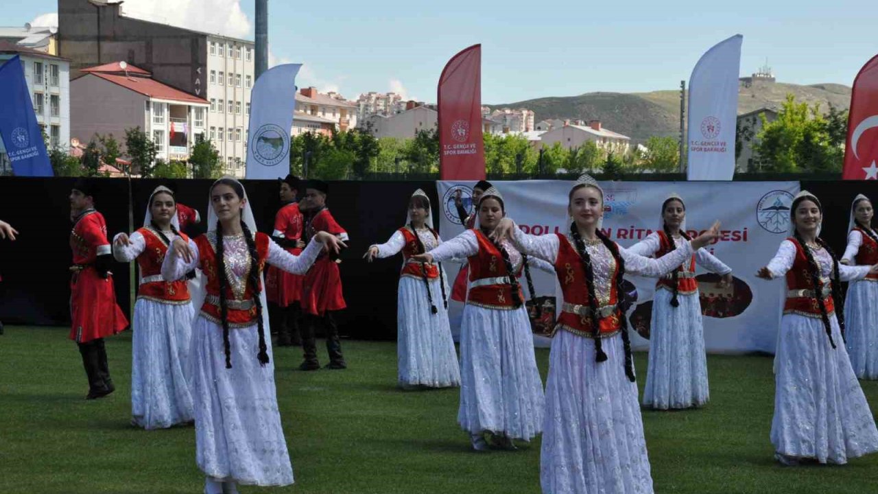 Kars’ta halk oyunları rüzgarı esti