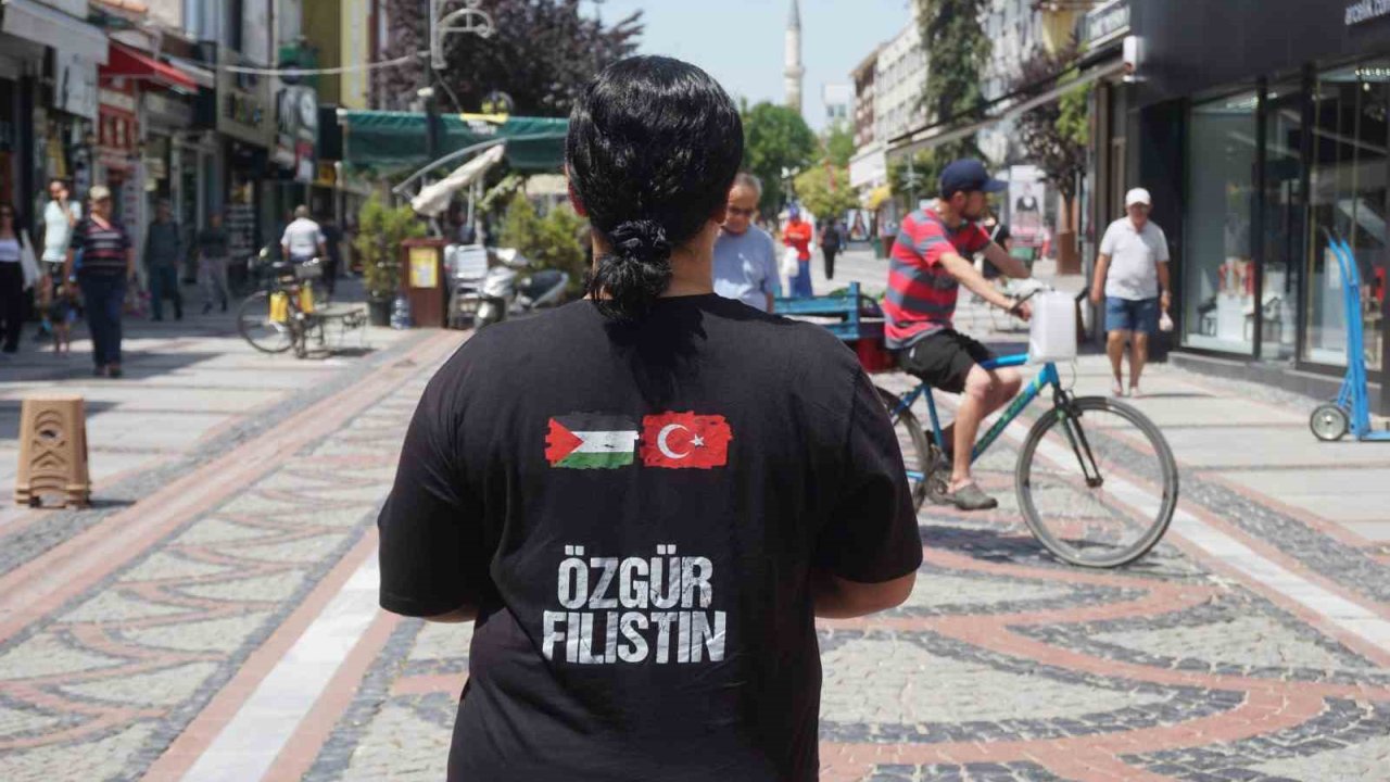 İsrail’in Filistin’e yönelik saldırılarını giydiği tişört ile protesto etti