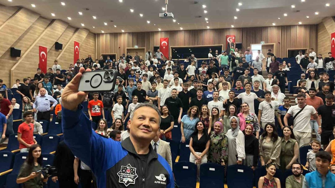 İlk Türk astronotu Alper Gezeravcı Eskişehir’de öğrencilerle buluştu