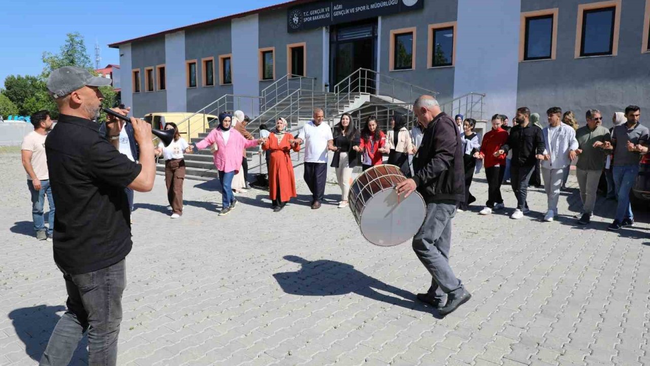 Milli sporcu Sibel Oruç, Ağrı’da davul zurnayla karşılandı