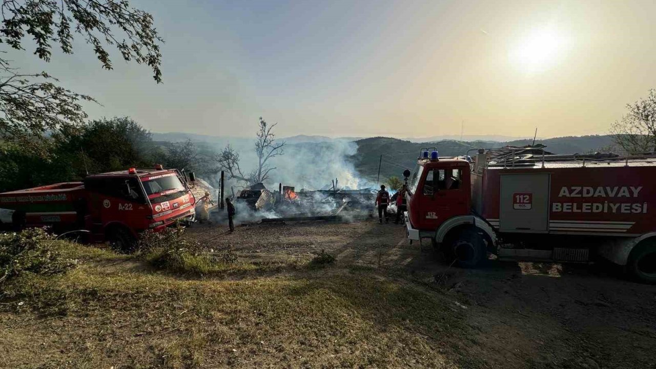 Kastamonu’da çıkan yangında garaj ve samanlık küle döndü