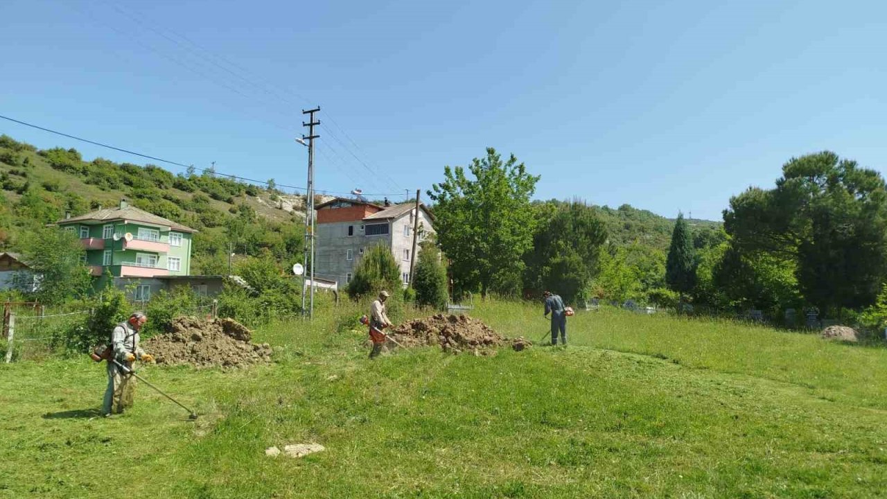 Bayram öncesi mezarlıklar temizlendi