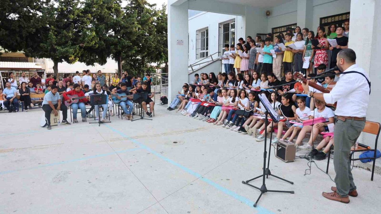 Depremzede öğrencilerden hayran bırakan konser