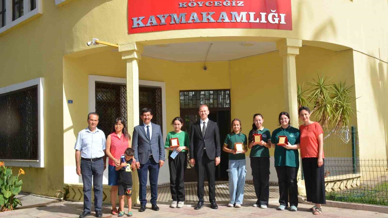 Köyceğiz’de öğrenciler kitap okudu, plaket aldı