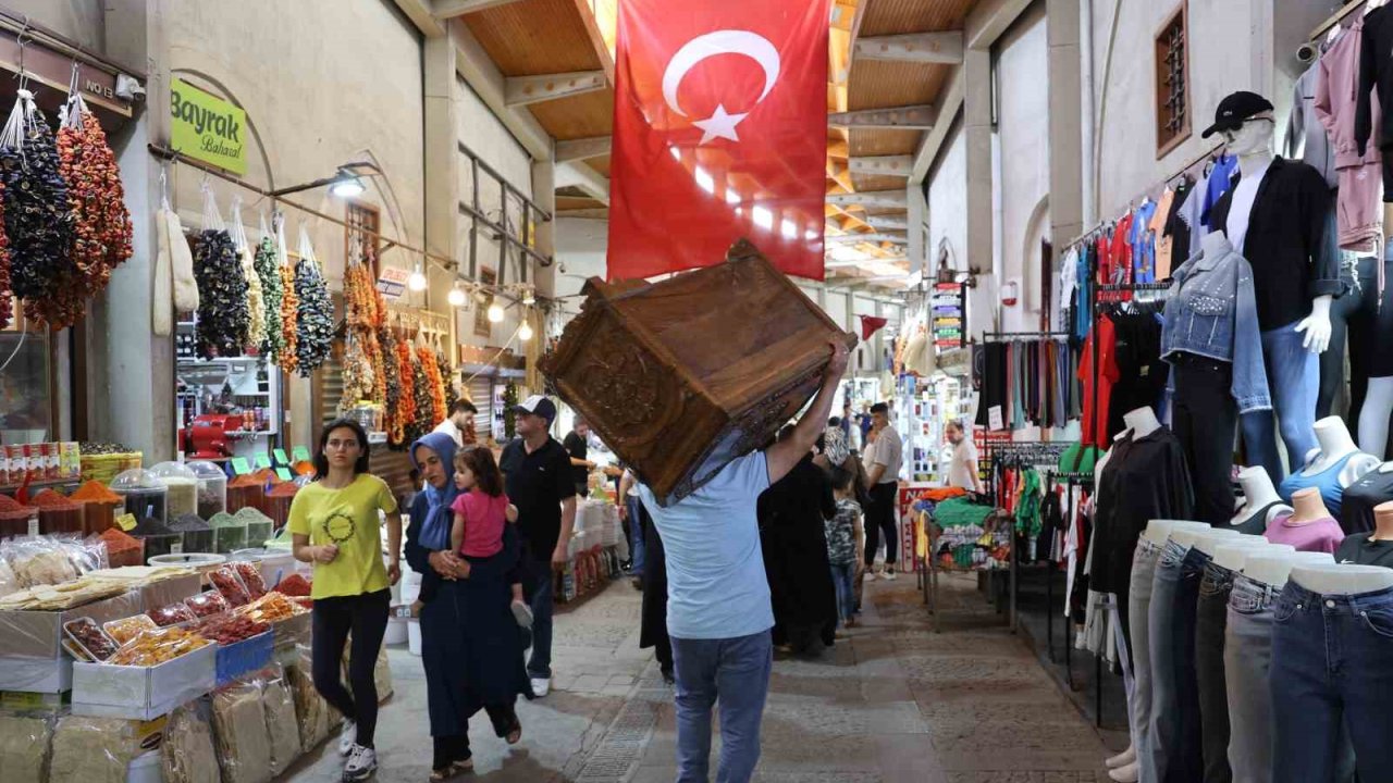 Kahramanmaraş’ta sıcak havada serin çarşıda alışveriş imkanı