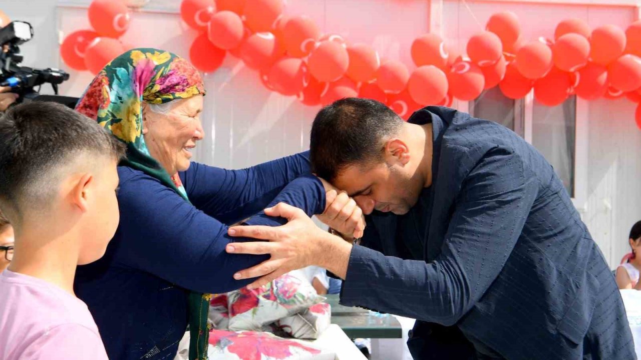 Başkan Özay, konteyner kentteki çocukları bayram öncesi unutmadı