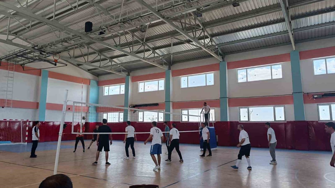 Tut ilçesinde voleybol turnuvası düzenlendi