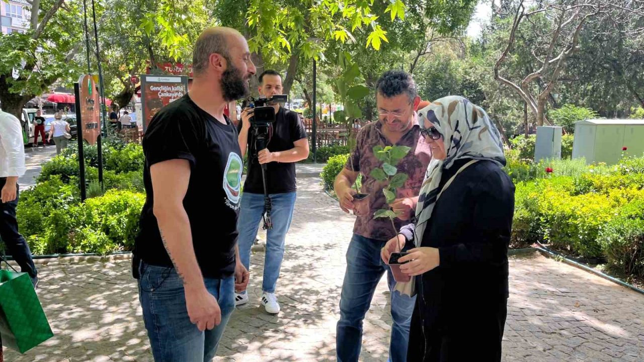 ’Çiçek Doktoru’ Arslan, Babalar Günü sebebiyle vatandaşlara ’aronya fidanı’ dağıttı