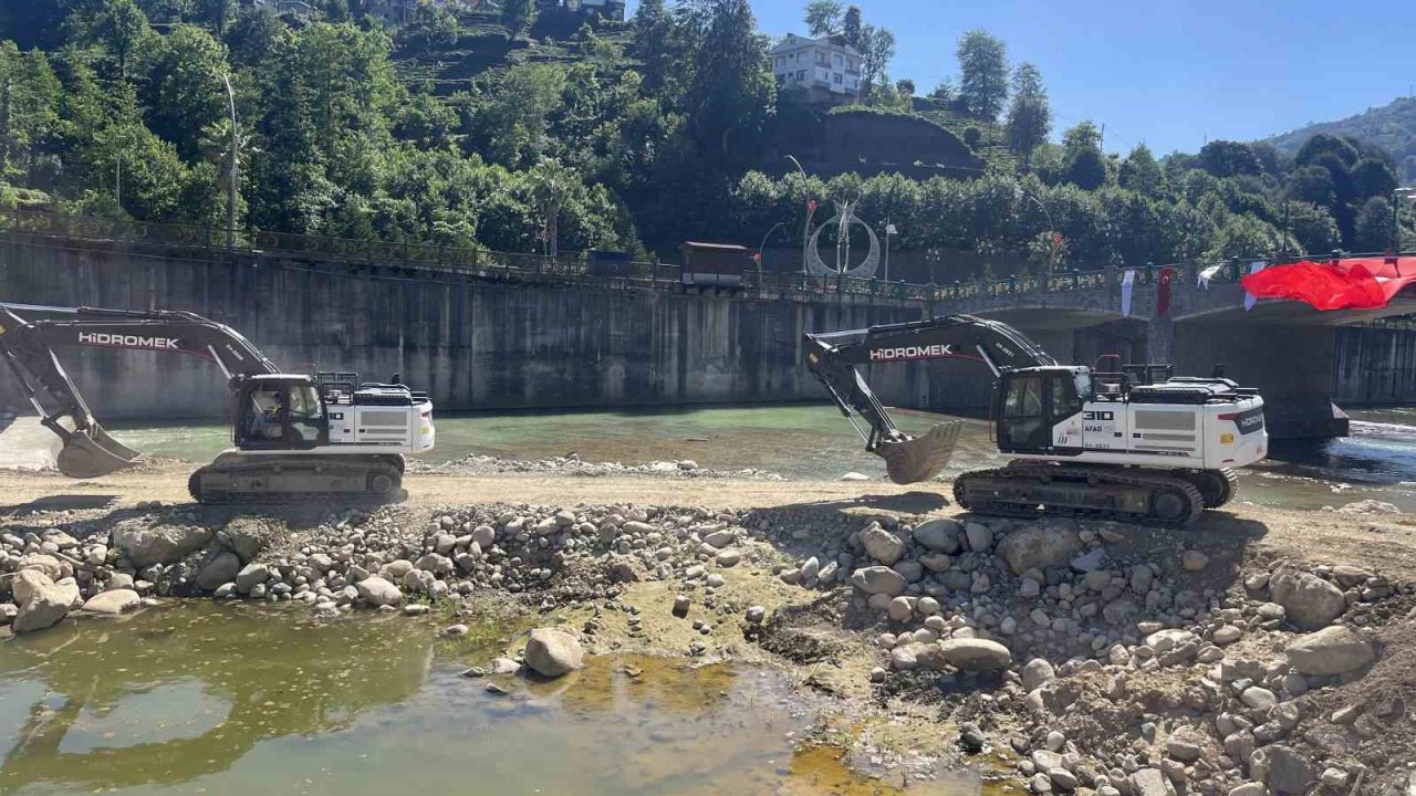 Rize’de sel risklerini azaltmada kullanılacak olan 8 iş makinesi dere ıslahlarına başladı