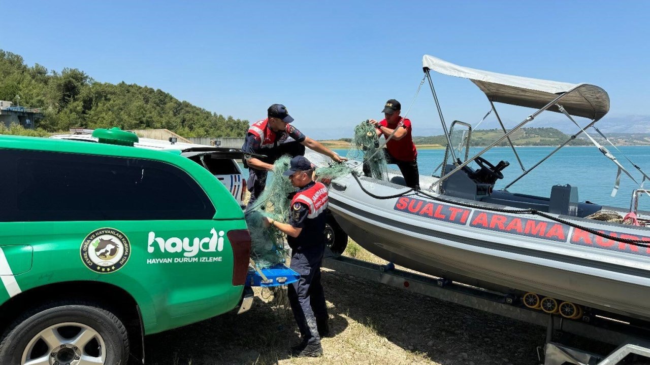 Adana’da jandarma ekipleri baraj gölünde 300 metre misina ağı ve 60 sepet tuzak topladı