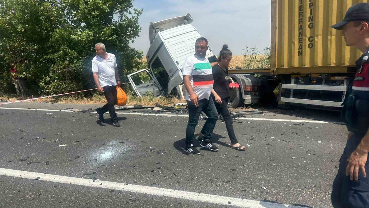 Tekirdağ’da tıra çarpan otomobil sürücüsü hayatını kaybetti