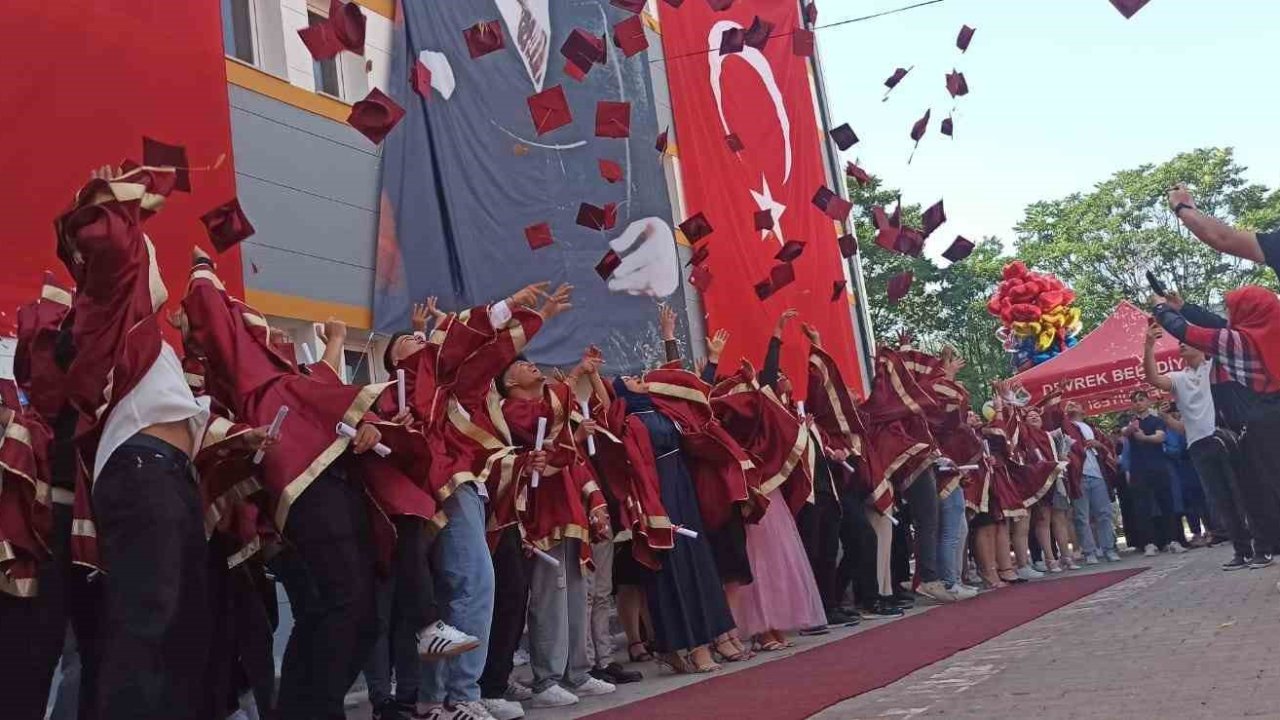 Devrek’te eğitim öğretim sezonu mezuniyetlerle son buldu