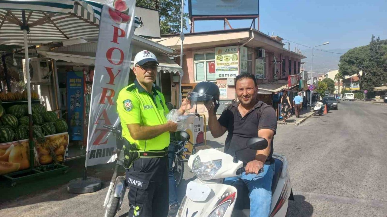 Bozdoğan’da motorculara kask dağıtıldı