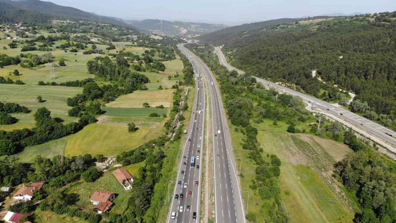 Akın akın gidiyorlar: Bayram trafiği böyle görüntülendi