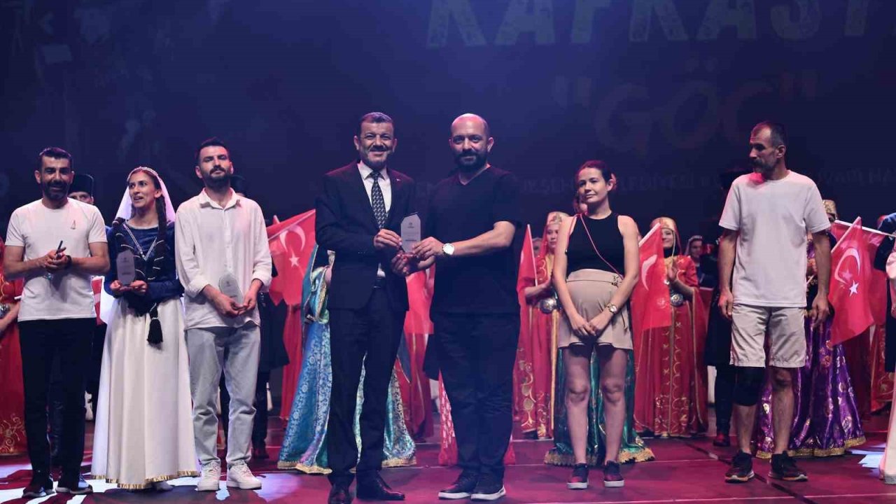 60 halk dansçısı Kafkas göçünü Denizli’de anlattı