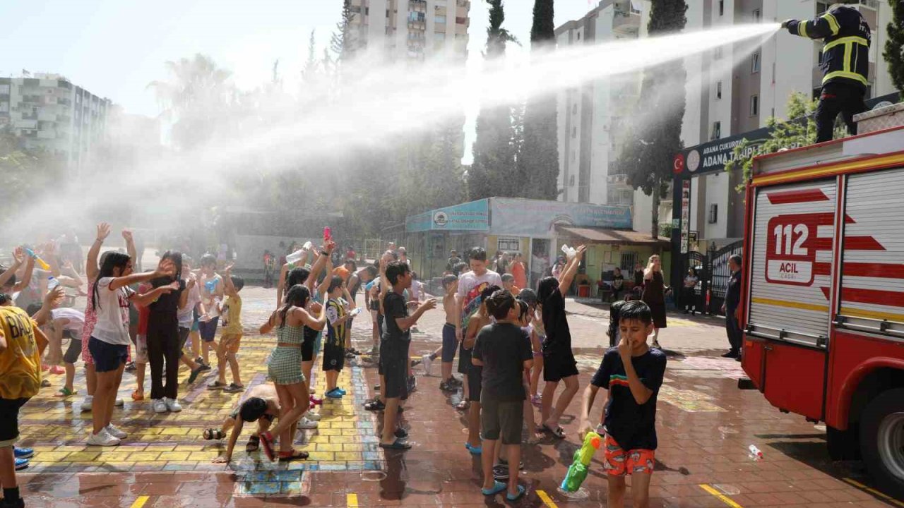 Adana Büyükşehir İtfaiyesinden miniklere serinleten sürpriz