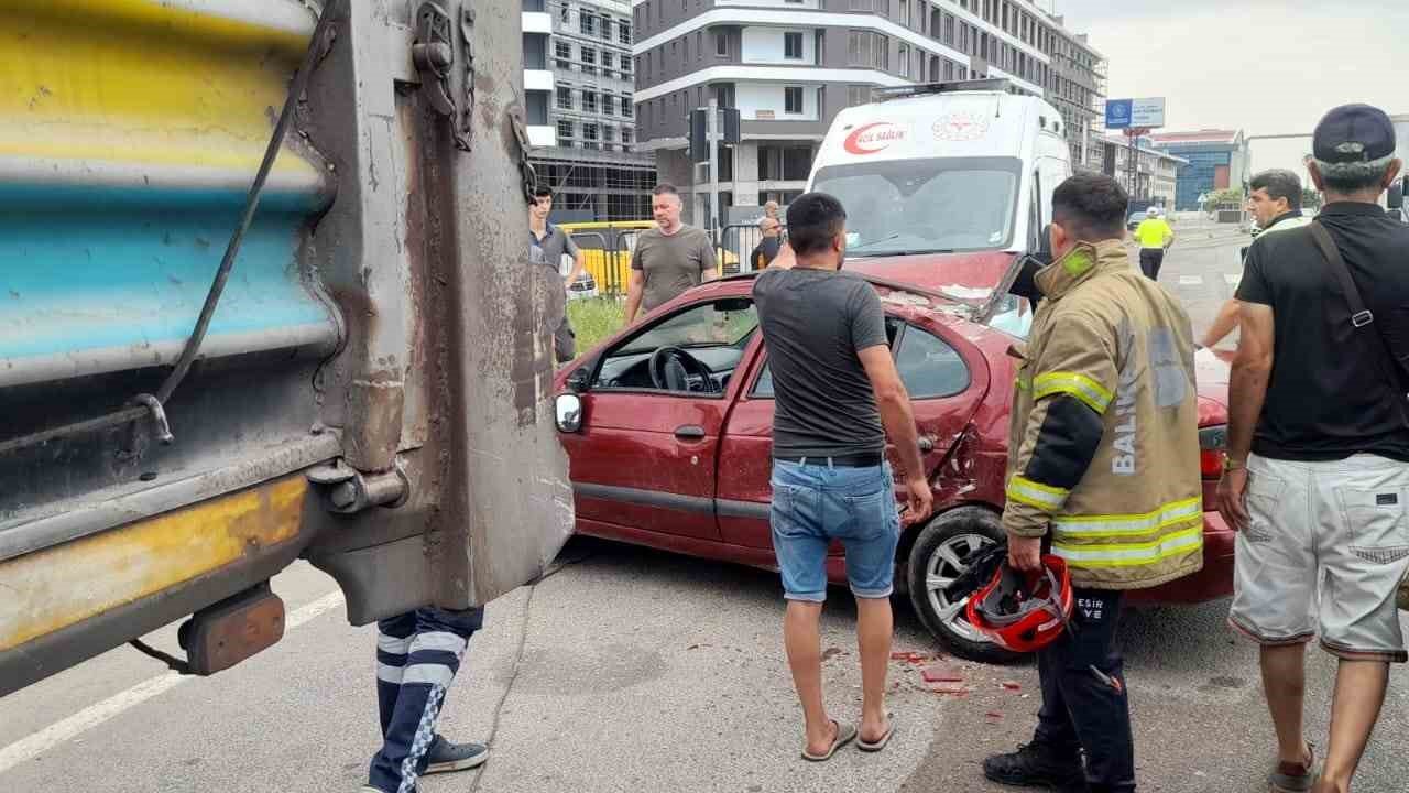 Bandırma’da feci kaza: Dorse ile otomobilin arasına sıkıştı