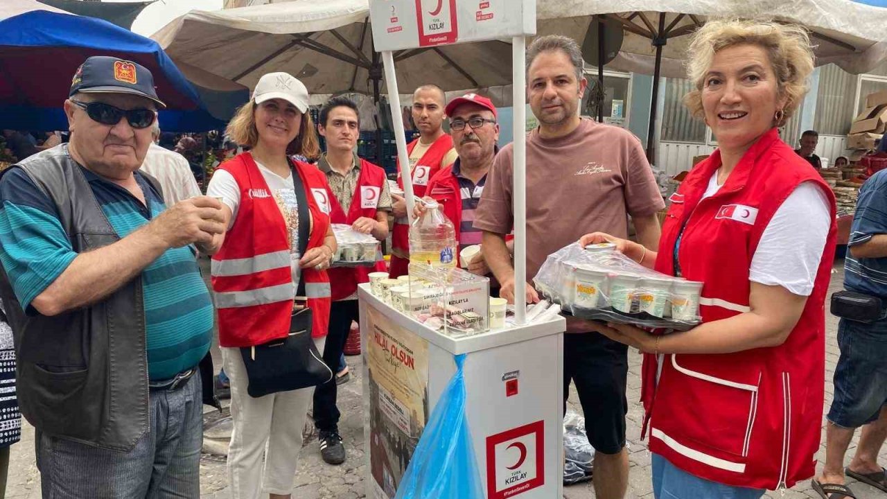 KIzılay’dan pazarcı esnafına limonata ayran ikramı