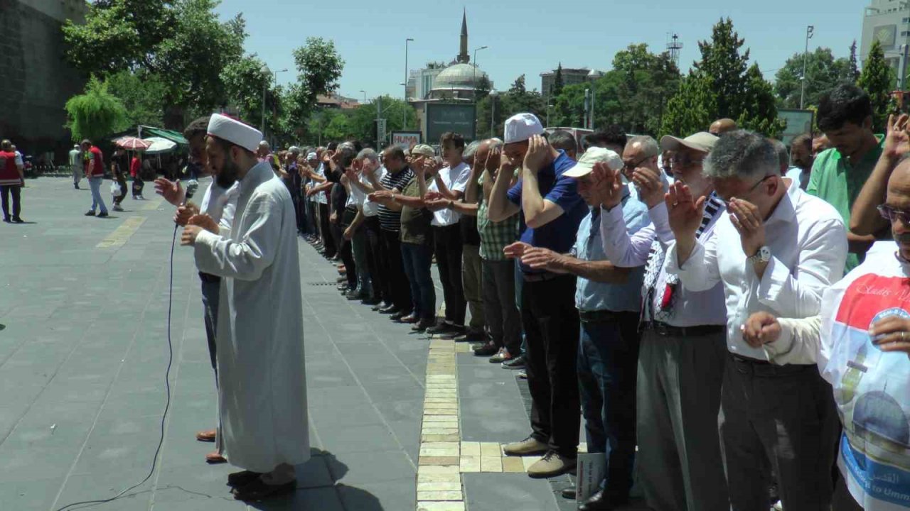 Hayatını kaybeden Filistinliler için ‘gıyabi cenaze namazı’ kılındı